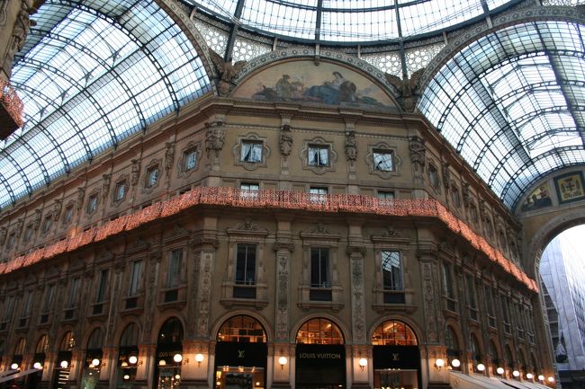 ウンベルト１世のガッレリア。ナポリのガッレリアも見たけどこっちの方が立派ですね。ヨーロッパは日本に比べ「機能性」よりも「美しさ」に重きを置いたデザインです。