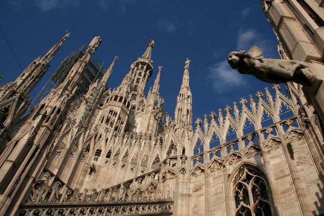 Ｈ＆Ｍなどを冷やかしながらうろついている間に時間もたって１０時半くらいになるとドーモの屋上が開場になってさっそくエレベータで屋上へ。さすが建てるのに５００年もかかっただけあって、１本1本が大理石を削った彫像とは・・・。ちなみに黄金のマリア像も足場がくんであり、写真撮影にするのは大変でした。