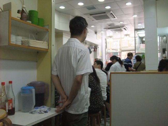 マクマンキーというお店。<br /><br />地元客ばかりでした。