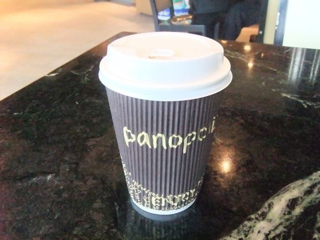 チェクイン後はeｰチャネルでさっさと出国し、お土産を買い足し。<br /><br />ラウンジが使えないので、カフェでカフェラテを飲みながら搭乗を待ちます。