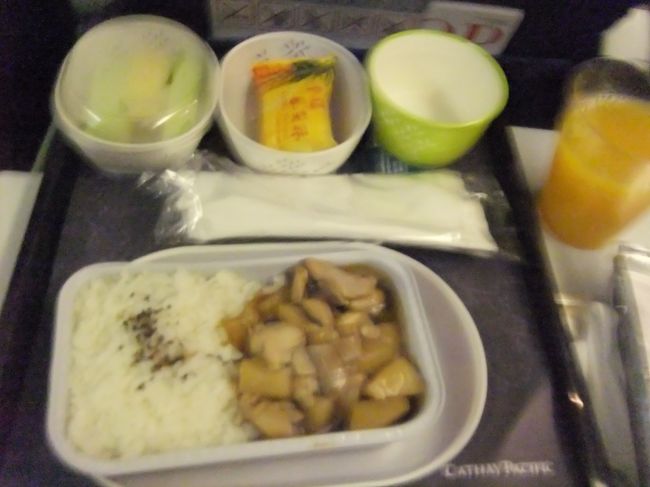 １時間半くらいで台北に到着、空港をブラブラして同じ機内へ乗り込みます。<br /><br />キャセイにしてはイマイチな機内食でしたが、隣は空席だったので楽でした。<br />香港の物価の高さにはやられましたが（あやうくお金が足りなかった）、やっぱり食べ物はおいしいですね！<br /><br />また近い週末に行けたらいいな。
