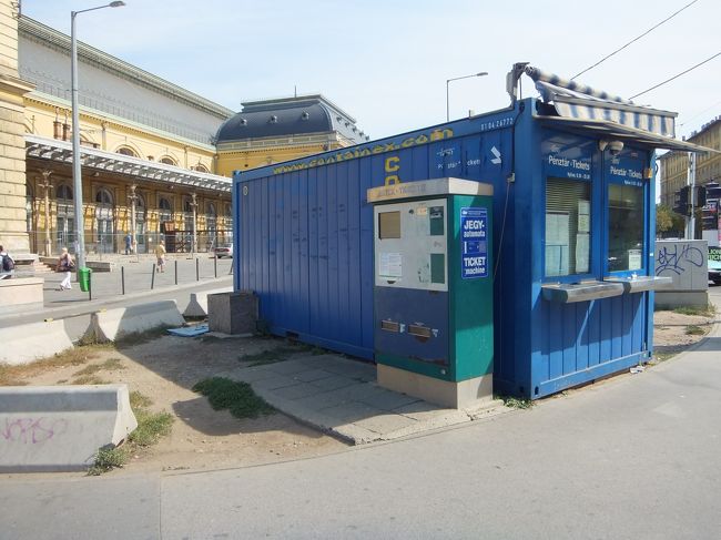 ここで、交通２４時間チケット買いました。<br /><br />後で地下鉄駅の中でも買えることがわかりましたが。<br />で、地下鉄、どちらのホームから乗れば目的地に行けるか人に聞いて２駅乗車。さらにホテルの方向へ行きそうな路面電車の乗り場を見つけ、また人に聞いて、とにかくこの電車は橋を渡ることがわかったので乗ったら・・