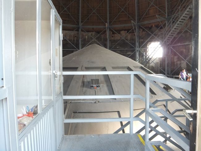 また、路面電車に乗って、聖イシュトヴァーン大聖堂へ来ました。<br />まず、中へ入ろうかと思ったら、入り口の箱に２００フォリントと書いてあります。<br />コインがないので、塔に登るチケット（５００フォリント）買ってコインでお釣りもらいました。<br /><br />これは、ドームの中。<br />中の球体は、ドームの天井です。