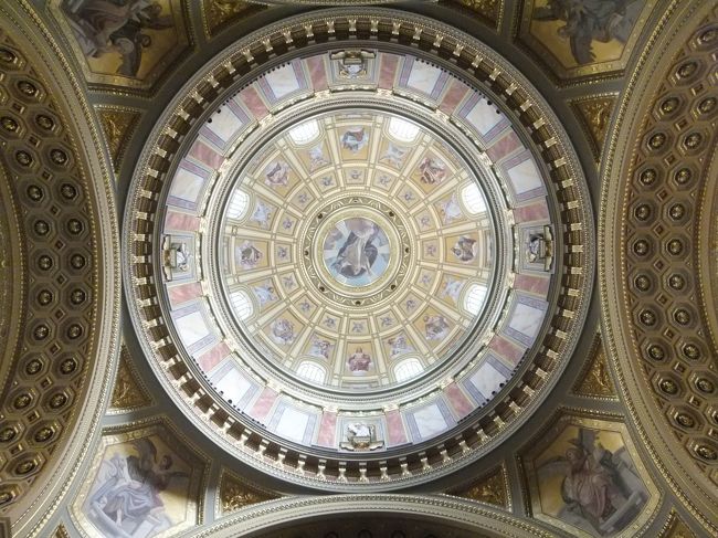 ドームを見上げます。<br /><br />さっき、この上にいました。