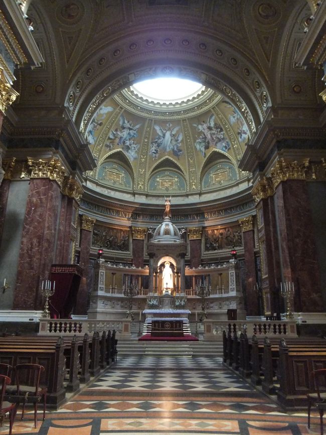 聖イシュトヴァーン大聖堂の祭壇。<br /><br />旅行記を書くために、ガイドブックを読み直すと<br />ガーン！<br />聖イシュトヴァーンの右手のミイラ見なかった！