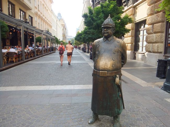 パフォーマーかと思ったら、本当の銅像でした。