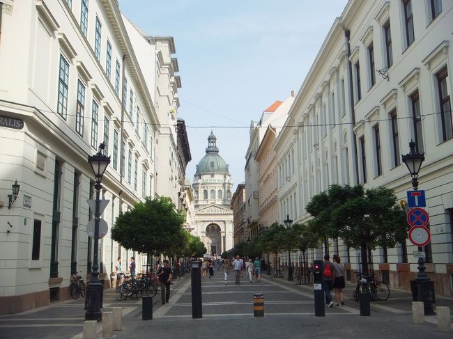 建物の間から見える聖イシュトヴァーン大聖堂もいいですね。<br /><br />喉渇いた〜街中に自動販売機がないので、パン屋さんの奥に水が売っているのが見えて入りました。<br />炭酸の入っていない水がほしい。<br />ピンクのキャップがノー・ガス。<br />スペインは、炭酸入りでない水が主流なので、わざわざ聞かずに買っていました。