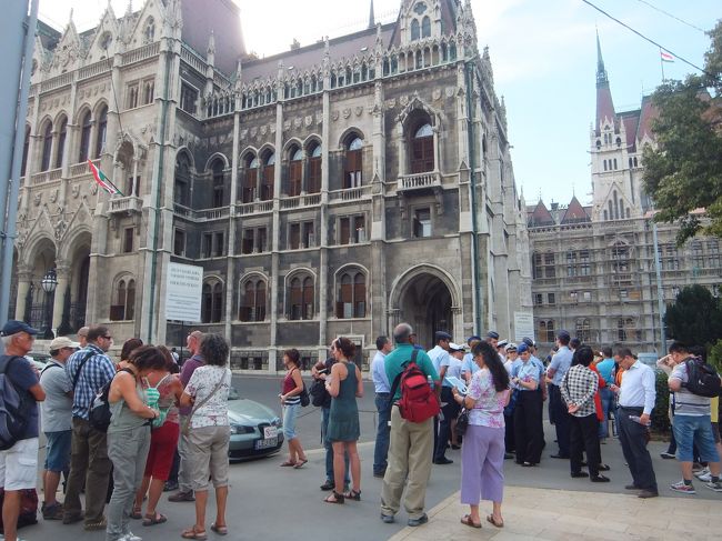 で、人がたむろしている所に来てプラカードを良く見ると、今日のチケットは売り切れ。<br />明日のチケット買えるか聞くと、明日早く来いですって。<br /><br />