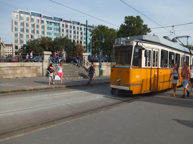 歩くのも疲れたので、国会議事堂の前から、くさり橋方面に行きそうな路面電車に乗ってみました。<br />路面電車は線路が付いているから、とんでもない所へ行かないので安心。