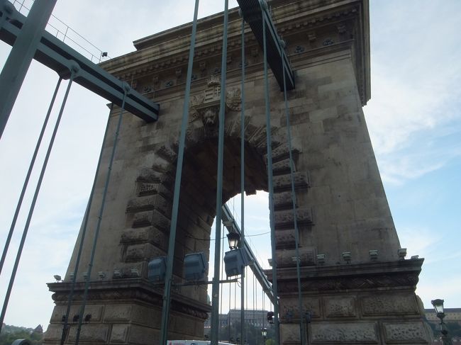 くさり橋を渡っています。