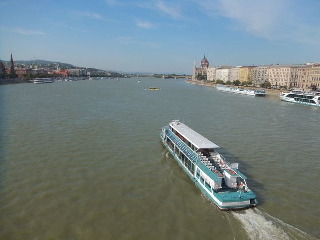 ドナウ川<br /><br />遊覧船は、もう昨日嫌と言うほど乗ったし、今日もデッキは熱いでしょう。