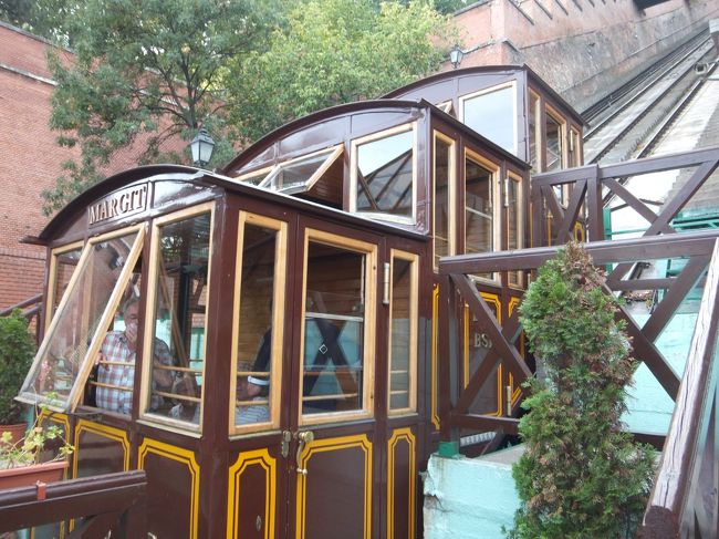 で、目の前に登山電車。<br />９００フォリントは高い！と思ったけれど、約３００円。<br /><br />個室を段違いに３つつなげた構造です。<br />一番下は何人も乗っていたので、階段を上がって一番上の個室に一人で乗りました。<br />発車になると、自動的にドアがロックされました。<br />もちろん、到着時も自動的にドアロックははずれます。<br /><br />一番上だと、下の景色は前の個室が邪魔をしてよく見えません。<br />
