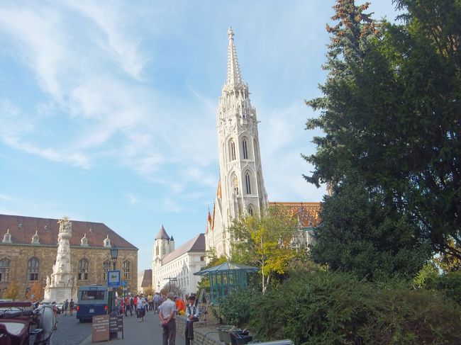 まずは、５時で閉まってしまうマーチャーシュ教会へ<br /><br />入り口の反対側にチケット売り場。<br />