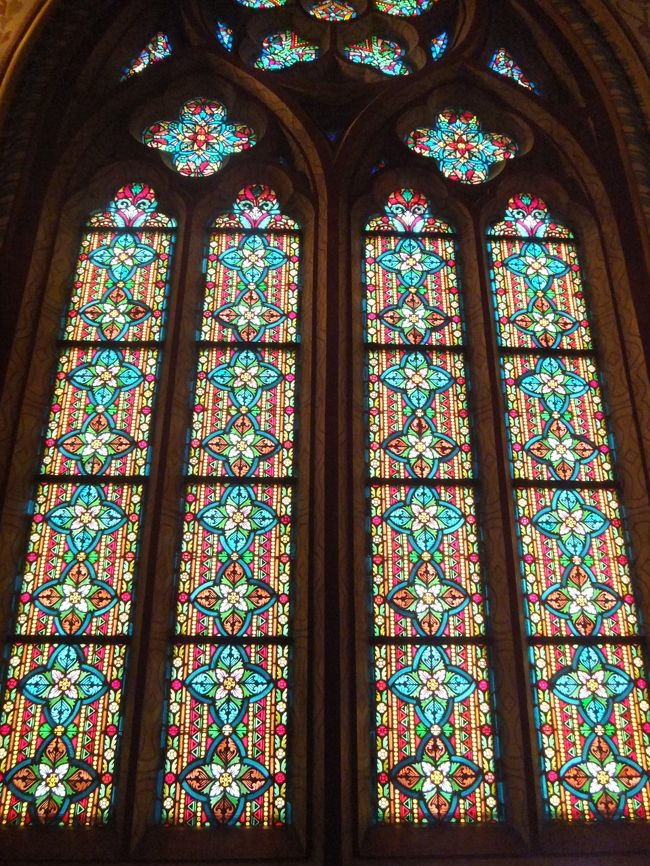 ステンドグラスは可愛い花模様。