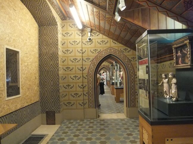 ２階から見下ろしたり、ちょっとした博物館になっている廊下を歩くことができます。<br />で、ショップがあって出たら外です。