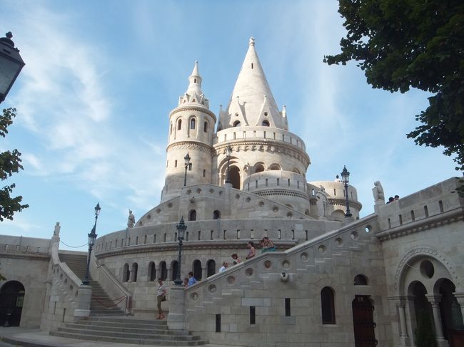 漁夫の砦というところへ行きます。<br /><br />やっぱり、一番高い所へ登ろう。<br />一番高いバルコニーの入り口にはカフェレストランのメニューがあるけれど、自由に入れます。<br />喉が渇いたので、ネスティー・グリーンティー・レモンを買って（なぜかユーロ表示でした）レストランの椅子に座ってゆっくり景色を眺めていました。<br />レストラン利用しないと椅子に座れなかったようです