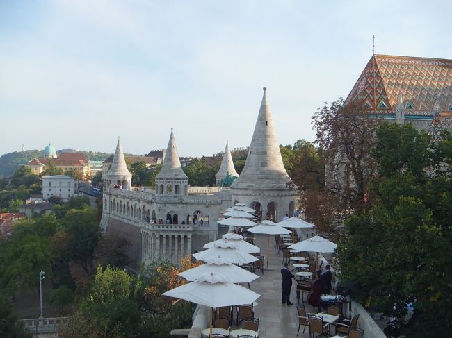 下のバルコニーにも、レストランがあります。<br /><br />降りて、漁夫の砦の長く続いている方へ行こうとしたら、バーコード読み取り機があって、入場料が必要のようです。<br />あれ？今、高い方へ登ったのは無料だったのに？<br />もう高い方に登ったので、もういいわ。<br />ガイドブックには、５００フォリントと書いてありました。