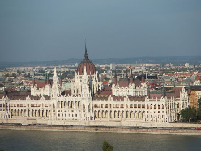 国会議事堂が正面に見えます。