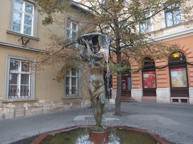 王宮は、何がどこにあるのやら・・他に何を見たらいいのやら・・<br /><br />でも、もう１７時なので疲れたし帰りましょう。<br />ミニバスが止まっているけれど、どこへ行くのかわからないので、丘を降ります。<br />ホテルの方向へ行く路面電車を一回乗り換えて戻りました。<br />ホテルのカフェかレストランで食事しよう。