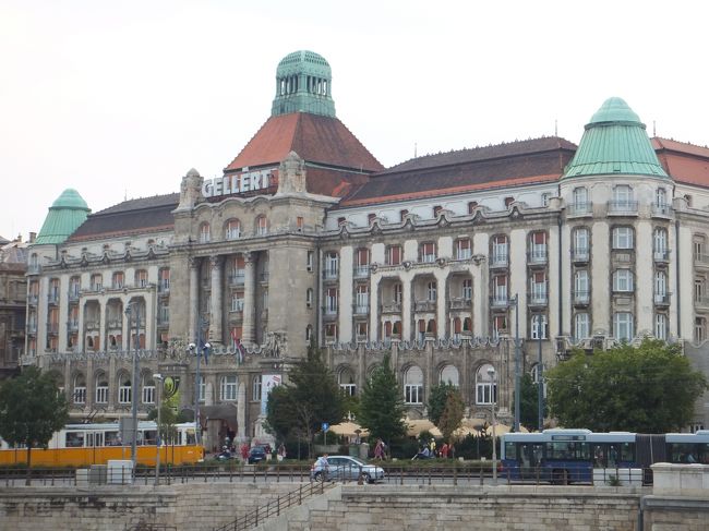 ジャーン！<br /><br />特徴あるホテルが見えてきて、ちゃんとまん前に停車しました！<br />やったね！ちょっと時間かかったけれど、タクシー使わないで来れました。<br />達成感一杯。<br />チェックインして１時間ばかり休憩しながら、どこへ行こうかプラン練りました。