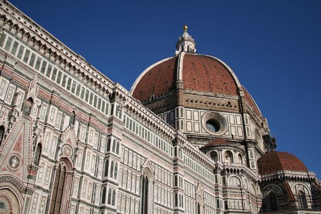 約２時間強でフィレンツェのサンタマリアノベッラ駅に到着しました。二年半ぶりのフィレンツェです。前回の２００７年は一人で来たので、今度は夫婦で来られて感慨もひとしおです。<br />駅の左側に沿って地図を見ながら「アルバーニホテル」に到着です。予想通り豪華なホテルなんですが、朝食の部屋でＪＡＬパックの団体さんと朝食で一緒になって、日本人率の高いホテルだなーっと思いました。添乗員さんの話によると、この団体は一人あたり約５０万円が参加費用だとの事。さらにプラス５万円のサーチャージを払って参加しているらしく、大変だなーって感じです。<br />部屋は今回泊った中で最も狭かったです。でもやっぱり４つ星は４つ星で、ロビー横のトイレ等はきれいでした。トランクを２個広げるために部屋の家具を若干ずらしてスペースを作りました。チェックインできなかったので、荷物を預けたのちは「中央市場」に向かい、「チーズ」等のイタリア食材の買い出しです。