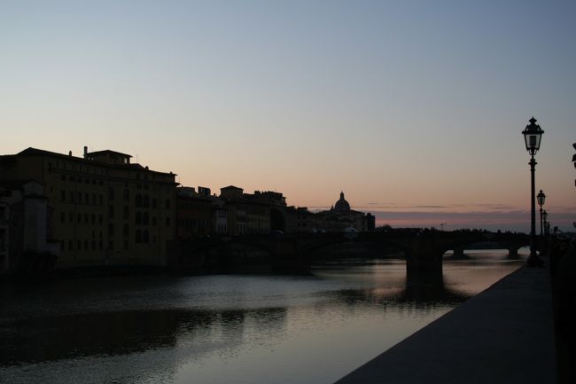 フィレンツェのアルノ川。夕暮れ時がすばらしく美しい。さすがは「天井のない美術館」。アルノ川からベッキオ橋へ。