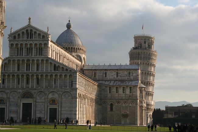 今日は「ピサの斜塔」です。写真は「ピサの斜塔」と「ドォゥーモ」です。塔へ登るのは昼なので、ゆっくり出発しました。ＳＭＮ駅から約１時間で到着するが、問題のバス乗り場がなかなか見つかりません。うろうろした揚句、「ＲＯＳＳＯ」に乗って、「奇跡の広場」へ到着です。予約が昼前なので、チケットを交換した後は、先に土産物をゲットです。定番の塔を支えるポーズの写真をいっぱい撮って、隣のドーモに入ったりして、時間を迎えました。