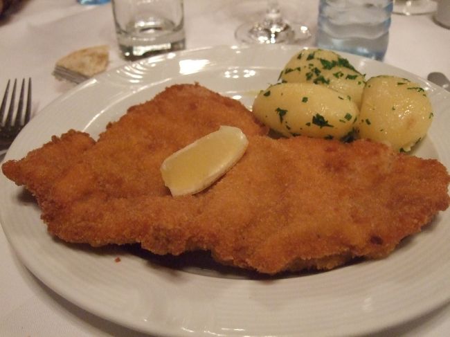 ｳｲｰﾝ　市庁舎　　ﾗｰﾄﾊｳｽｹﾗｰにて夕食<br />ｳﾞｨｴﾅｰ・ｼｭﾆｯﾂｪﾙ（ｳｲｰﾝ風ｶﾂﾚﾂ）