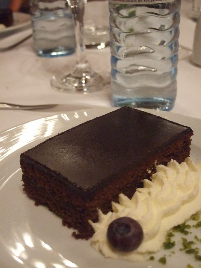 ｳｲｰﾝ　市庁舎　　ﾗｰﾄﾊｳｽｹﾗｰにて夕食<br />ｻﾞｯﾊｰﾄﾙﾃも！