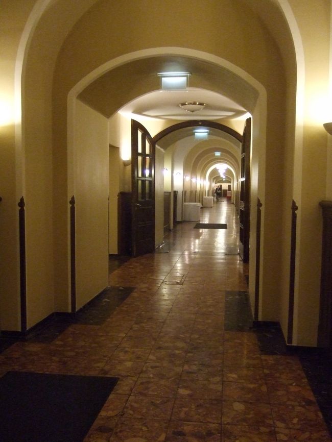 ｳｲｰﾝ　市庁舎　　ﾗｰﾄﾊｳｽｹﾗｰにて夕食　<br />ここにたくさんのﾚｽﾄﾗﾝがあった