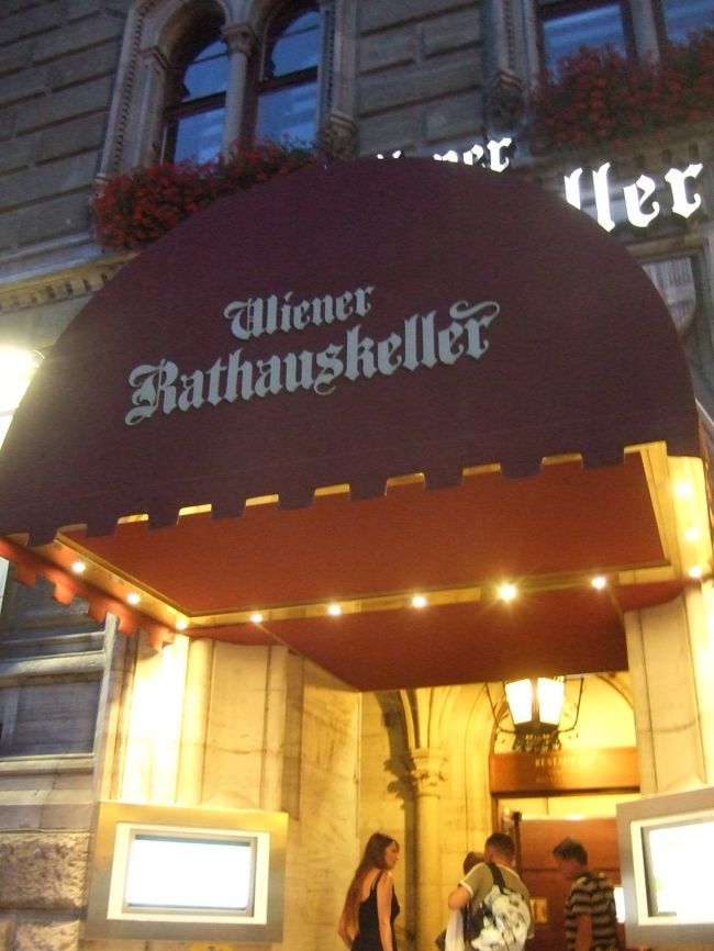 ｳｲｰﾝ　市庁舎　　ﾗｰﾄﾊｳｽｹﾗｰにて夕食