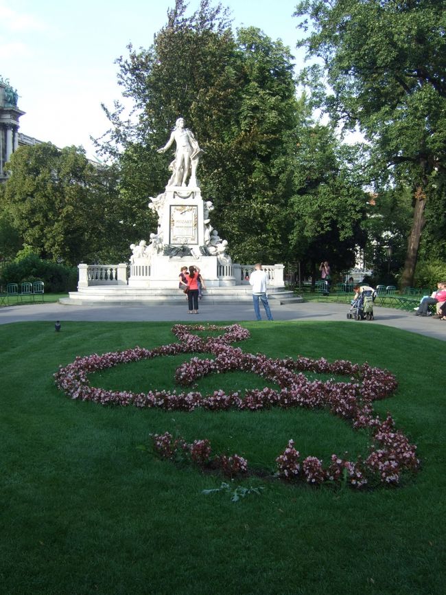 王宮庭園のﾓｰﾂｱﾙﾄ像