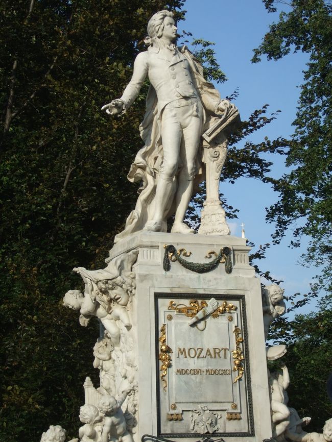 王宮庭園のﾓｰﾂｱﾙﾄ像