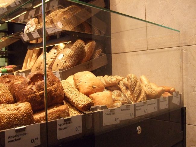 ﾋﾙﾄﾝの部屋から外を眺めているとすぐ近くにパン屋さんが。<br />ひっきりなしに人が入って行く。<br />これから帰国！ﾊﾟﾝ好きとしては買って帰ろう！ということになり<br />お店へGO！<br />食事ﾊﾟﾝがおいしかった！<br />今回の旅行はどこもﾊﾟﾝがおいしかった。満足！<br />