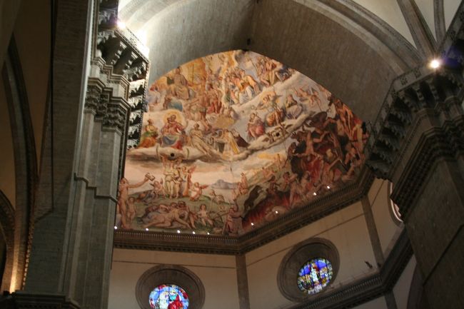 ドォーモの天井の内側。美しいフレスコ画が描かれています。