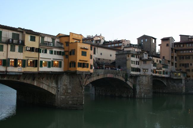 ベッキオ橋。イタリア語では「ポンテ・ベッキオ」。そんな名前のイタリアンレストランがあったような。