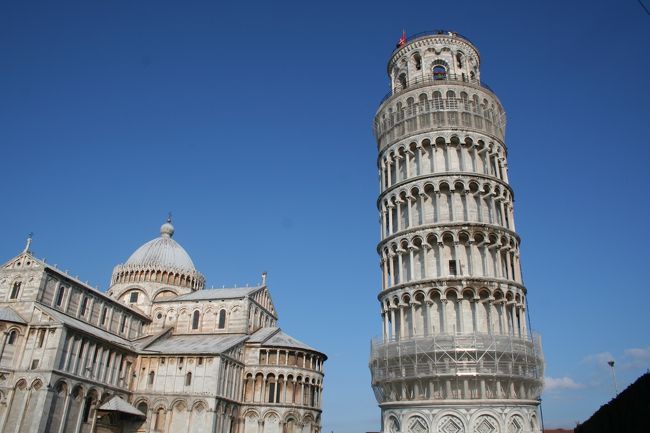 ピサの斜塔。実際に見ると相当傾いてました。日本では「ミラノのドォゥーモ」や「「フィレンツエのドォゥーモ」などより、ピサの斜塔のほうが知名度ありますよね。Ｍも塔に登ることを楽しみにしていました。