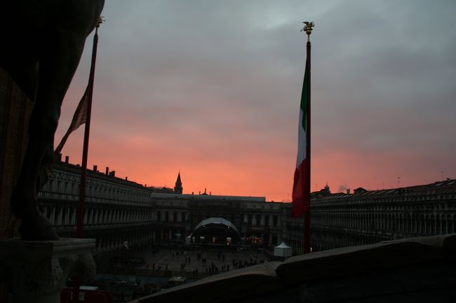 夕暮れのサンマルコ広場。