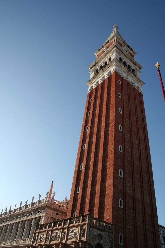 サンマルコ広場の鐘楼。エレベータで登れます。鐘楼に登るとベネチア本島が一望でき、弾丸トラベラーの景色そのものです。