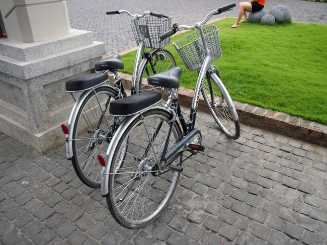 玄関入口に置いてある、サイクリング用の自転車。いつでも無料で使えます。