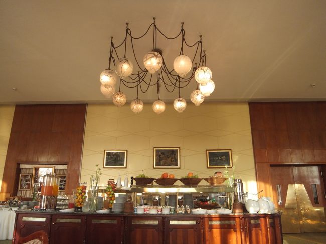 ホテルは、朝食付きです。<br /><br />また、いろいろなチーズを少しずつ食べました。<br /><br />