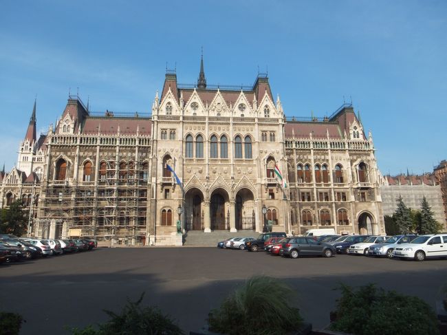 国会議事堂をあきらめれば、他の所が一杯回れるのですが、あきらめきれずやってきました。<br />右の方に行って並び（９時頃は空いていた）、１人か２人ずつ立ち入り禁止の鎖をはずしてもらい、敷地を通って建物内の売り場へ入れてもらいます。<br /><br />英語ツアーをお願いすると、１１時４５分でいいか、と言われました。<br />良かった！国会議事堂見れる！<br />３５００フォリント。<br />パスポートは必要ありませんでした。
