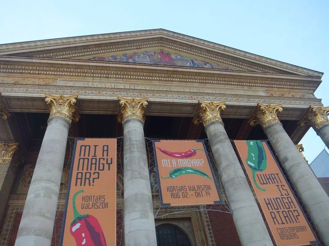 １１時４５分まで２時間半あります。<br /><br />ここから行きやすくて行きたいところは・・・<br />そうだ！西洋美術館行こう！<br />ここから、地下鉄２号線でちょっと戻って、地下鉄１号線に乗り換えて<br />ちなみに、地下鉄１号線は、地下浅い所で駅間が短い路線でした。<br />銀座線と共通点ありますね。<br /><br />地上に出ると、西洋美術館ありました！<br />ですが、１０時開館。まだ２０分ぐらい待たないと・・<br />時間がもったいないなあ、・・向かい側の立派な建物はなんだろう？<br />・と思ってガイドブック見たりしていたら・・<br />あ！そっちが西洋美術館だ！<br />この建物は、現在美術館でした。<br /><br /><br />