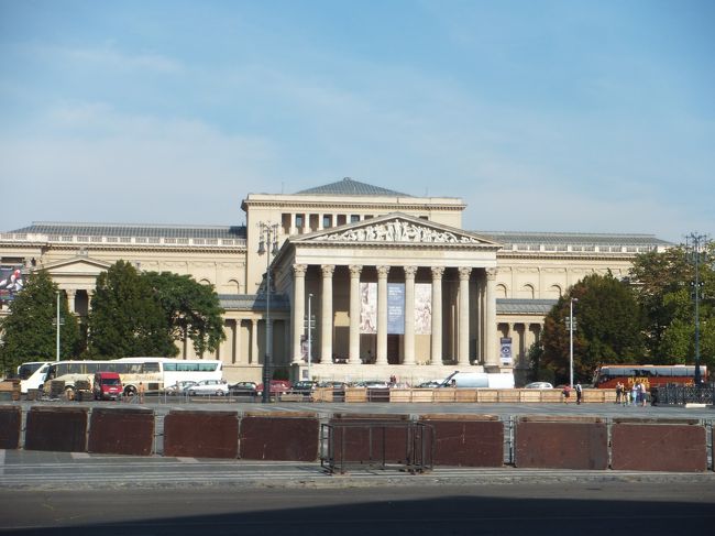 英雄広場を挟んでこちら側が西洋美術館でした。<br /><br />あぶないあぶない。<br /><br />現在美術館で、スペイン絵画を捜し求めるところでした。<br />開館前で良かった。<br />そう、ここに来たかったのは、スペイン絵画が充実しているというからです。<br />国立新美術館のハプスブルグ展は、ウィーンの美術史博物館と、ここ、ブダペストの西洋美術館の協力で開催されました。<br /><br />ここで、グレコ、ゴヤ、ベラスケスの絵画を見ることができました。<br /><br />入館料：１８００フォリント