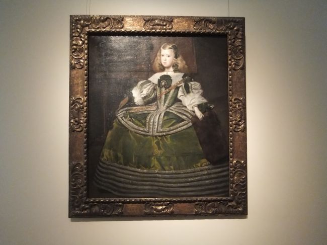 ビデオを撮っている人がいたので、この絵を撮影していると係員に「フォトチケット！」と叫ばれました。<br />そういえば、ガイドブックにそんなようなことが・・・<br /><br />絵画の写真はそんなに写してもしょうがないので、カメラしまいました。<br />でも、外国って注意のしかた怖い〜<br /><br />この絵はベラスケスではありませんでした。