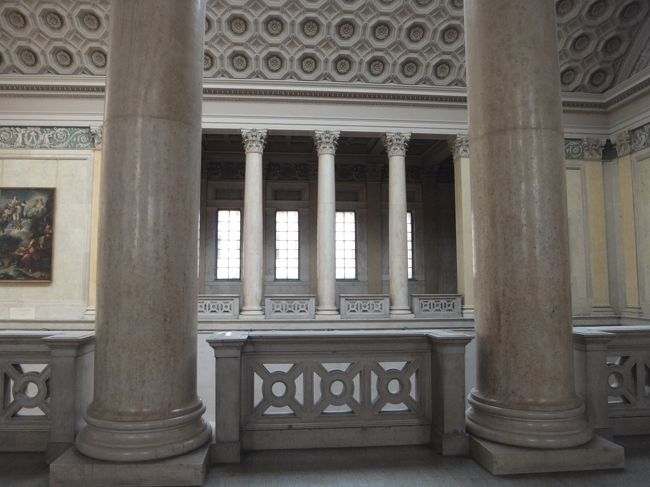 そんなわけで建物の階段の写真も一枚だけ・・<br /><br />国会議事堂のツアーは１１時４５分なので、余裕を持って１１時にはここを出ないといけません。<br />エジプト関連は初めからパス。<br />あとは、ざっと見るだけに終わりました。