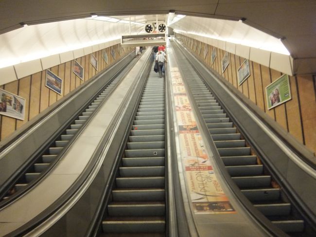 地下鉄のエスカレーターは長くって速い！<br />ゴンゴンゴンゴンすごい音で動いています。<br /><br />片手で、がっしり手すりをつかんで、それに引っ張られるように足を出すと怖くなかったけれど、スーツケースを持って乗るのは結構大変でした。<br />こちらのお年寄り、このエスカレーター乗れるのかなあ？