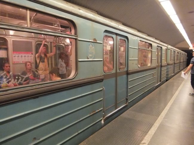 地下鉄の車両は古かったけれど、自動ドアです。<br />スペインは綺麗な車両も乗り降りする時にドアのボタンを押さないと開きません。