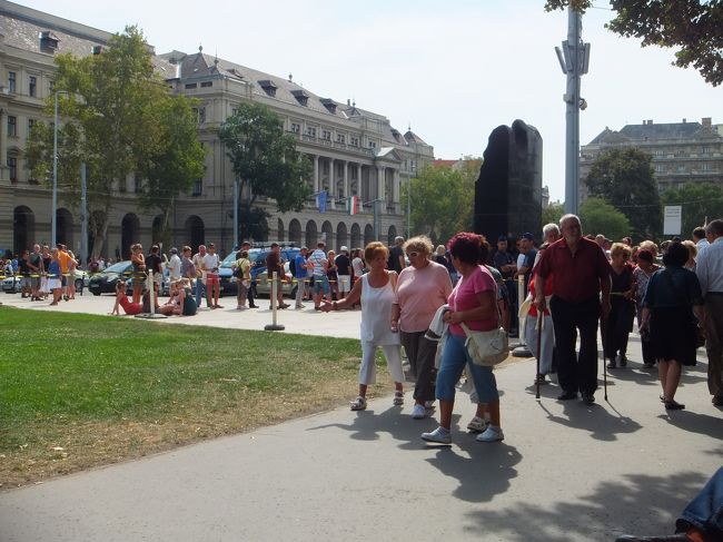 国会議事堂に戻ると、人だかり。<br /><br />ちなみに、この時期、火曜日、お昼頃までチケット売っていましたが、英語ツアーが残っていたかどうかはわかりません。１ツアー４０〜５０人なので、チケット数は少なそうです。<br />外に、何時の何語は売り切れとか表示すればいいのに、殿様商売なのか（お上だから）不親切なのか・・・