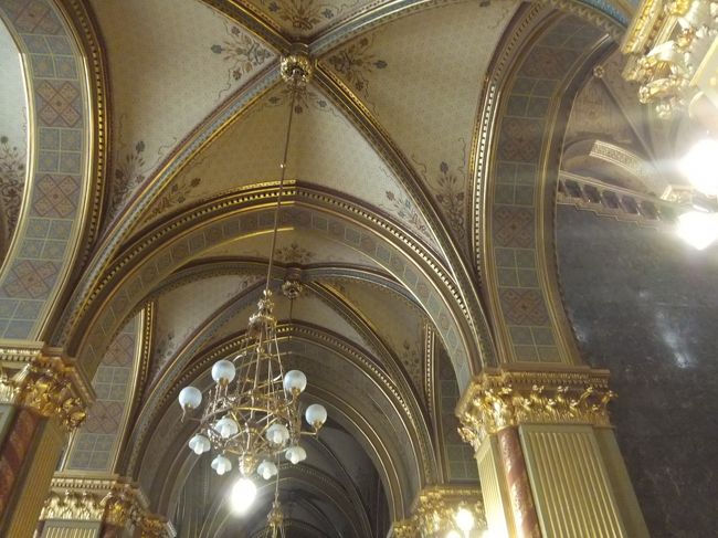 でも、私はチケット持ってるものねー<br /><br />英語ツアーが始まりました。<br /><br />中に入ったとたん、きれい！<br />そして、表紙の写真のゴージャスな階段。